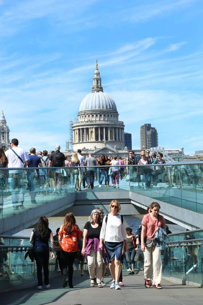 Toeristen lopen op milenium bridge in Londen — Stockfoto