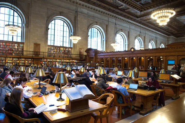 Φοιτητής ανάγνωση στην εθνική δημόσια librairy της Νέας Υόρκης — Φωτογραφία Αρχείου