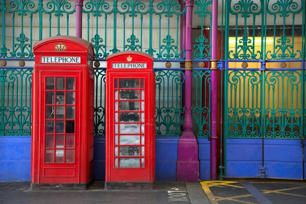 Rød engelsk telefon kabiner - Stock-foto