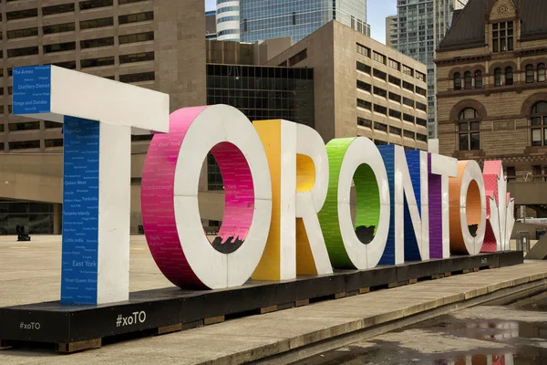 Renkli Toronto işaret yılında Toronto, Kanada — Stok fotoğraf