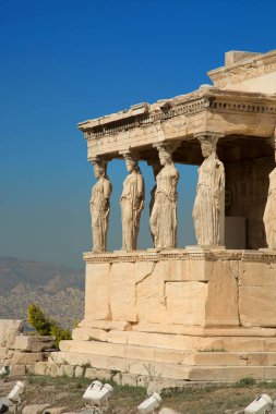 Caryatids tarihinde Atina Akropol bir güzel yaz günü tarafından
