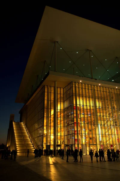 Gece boyunca ışıklı Modern bina — Stok fotoğraf