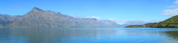 Jezero Wakatipu a pohoří na Novém Zélandu — Stock fotografie