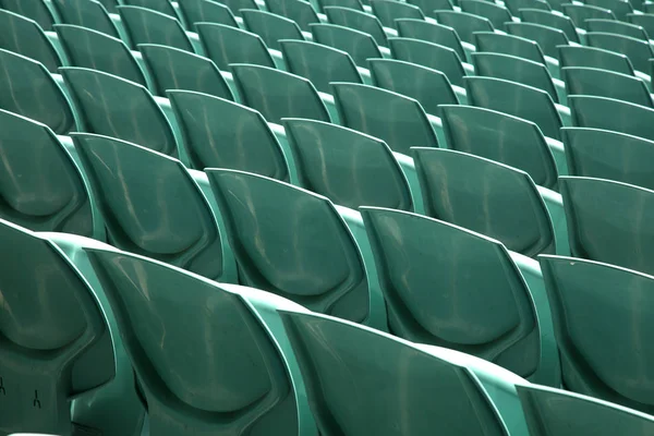 El primer plano de la parte posterior de una arena verde asientos — Foto de Stock