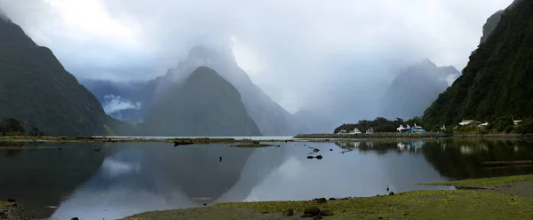 Mijter piek in Milford sound Nieuw-Zeeland — Stockfoto