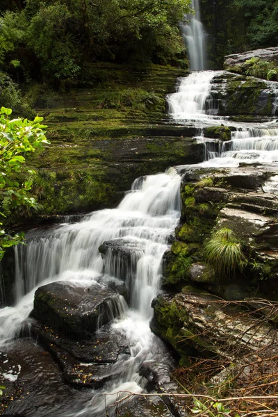 Mclean Falls na řece Tautuku na Novém Zélandu — Stock fotografie