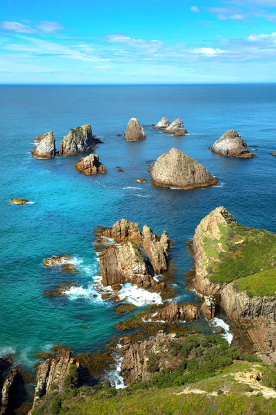 Yeni Zelanda'da south Island Nugget noktasında kayalar