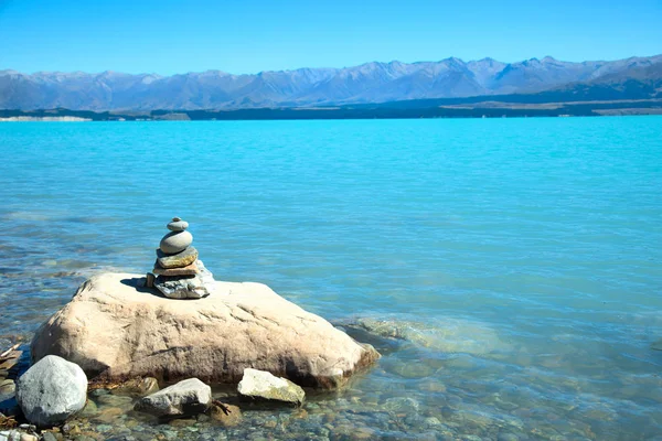 Стек каменів в Pukaki озеро — стокове фото