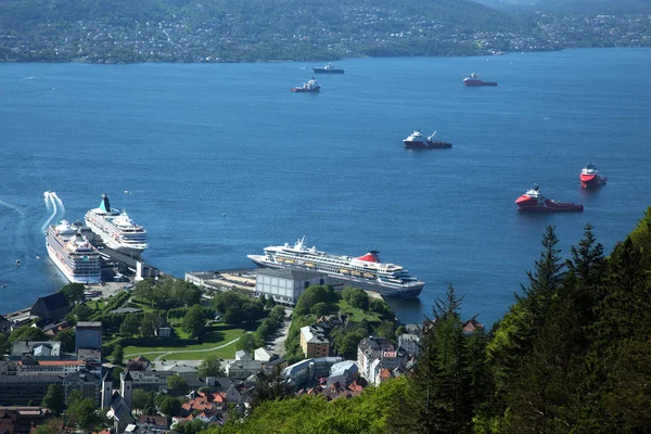 Cruiseships Norveç'te limanında — Stok fotoğraf