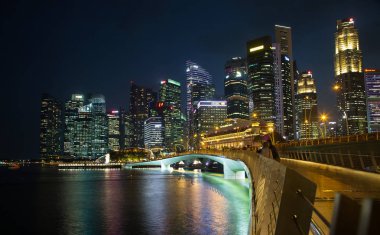 Gece boyunca Singapur 'dan Skyling