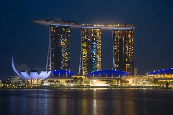 Gece boyunca Singapur 'daki Marina Körfezi Oteli — Stok fotoğraf