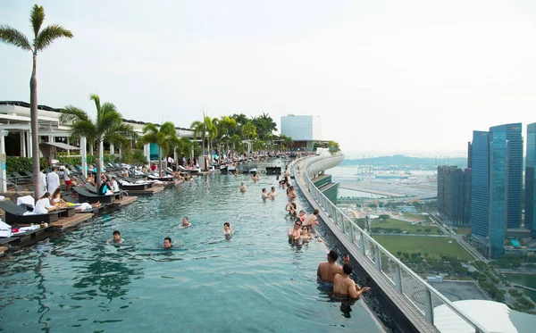 Pool at marina bay in Singapore — Stock Photo, Image