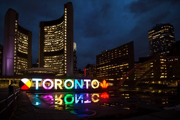 Иллюминированный знак Торонто
