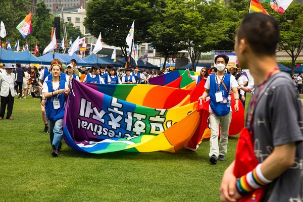 Les gens marchent avec des bannières arc-en-ciel pendant la fierté gay — Photo