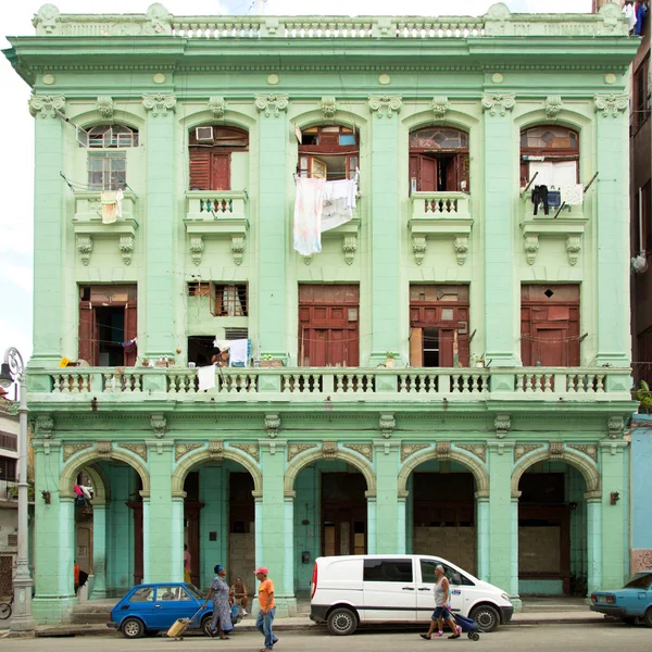 Зеленый традиционный дом в Центро Хавана на Кубе — стоковое фото
