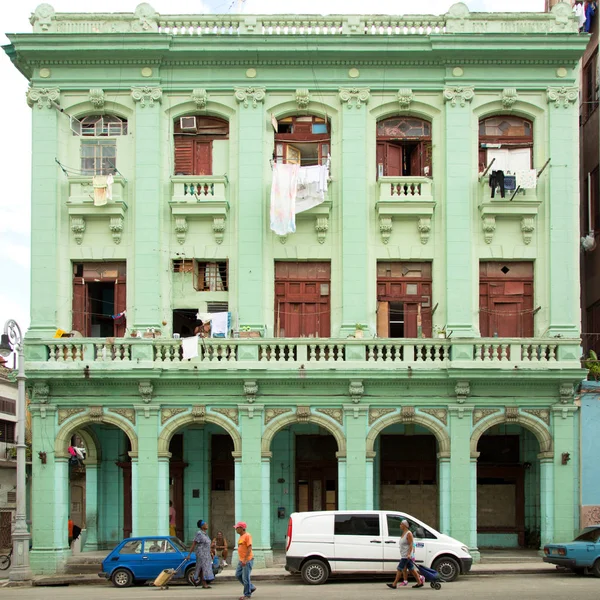 Grünes traditionelles haus in centro havana in kuba — Stockfoto