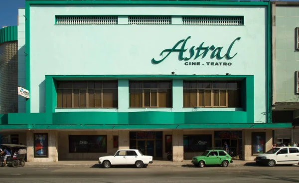 Cars and pick up park in front of a movie theater in Havana Cuba — Stock Photo, Image