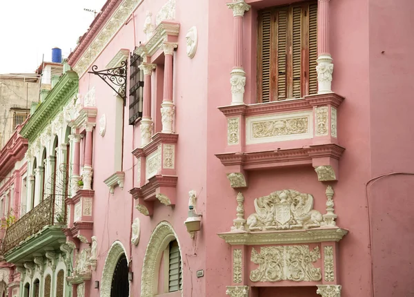 Edifício rosa em Cuba — Fotografia de Stock