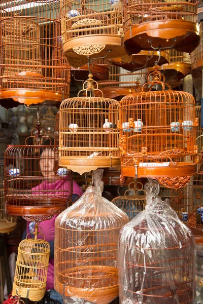 Las jaulas cuelgan en una tienda en Hong Kong — Foto de Stock