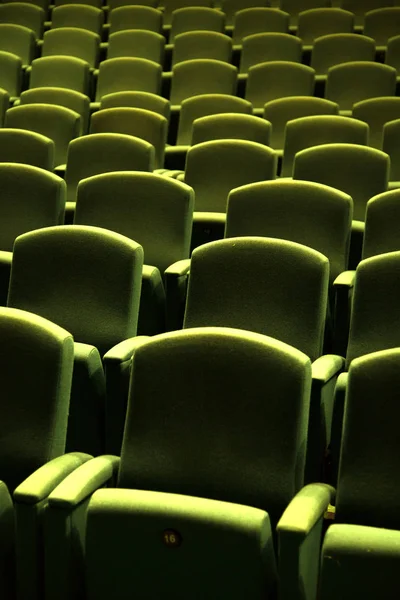 Зелене оксамитове сидіння в театрі — стокове фото