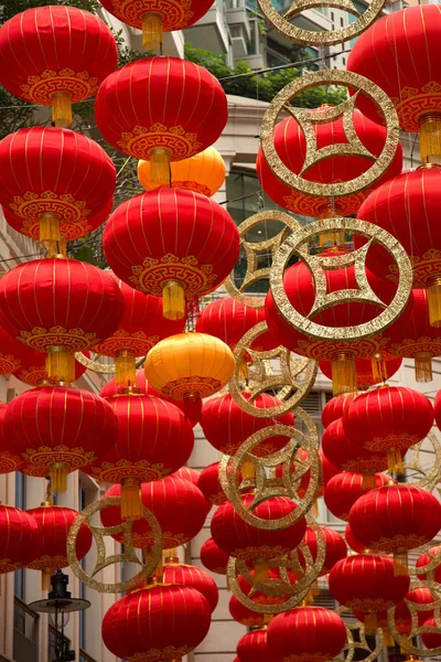 Rote chinesische Lampe aufgehängt — Stockfoto