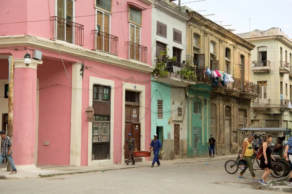 Case rosa e strada nel Centro L'Avana a Cuba — Foto Stock