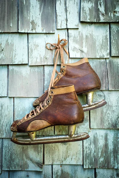 Patines de hielo de cuero vintage colgados en una pared —  Fotos de Stock