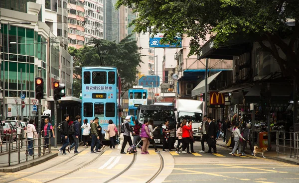 Pessoas cruzando rua em Hong Kong com paisagem urbana — Fotografia de Stock