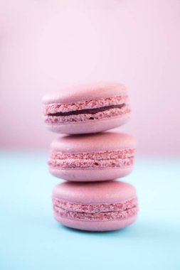 Pembe ve mavi arka planda pembe badem kurabiyeleri