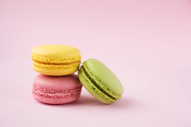 Pembe, yeşil ve sarı badem kurabiyeleri.