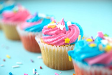 Mavi arkaplanda renkli kekler