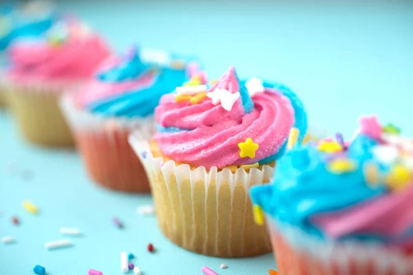 Cupcakes colorés sur un fond bleu — Photo