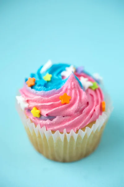 Cupcake sur fond bleu — Photo