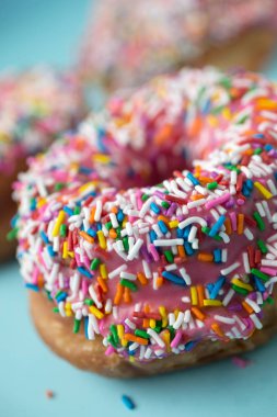 Mavi arka plan üzerinde pembe çörek