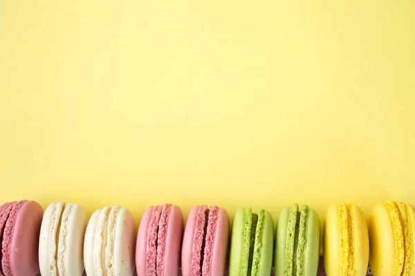 Fila de coloridos macarrones en amarillo —  Fotos de Stock