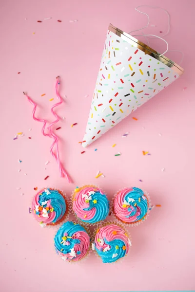 Vista superiore di cupcake di compleanno su uno sfondo rosa — Foto Stock