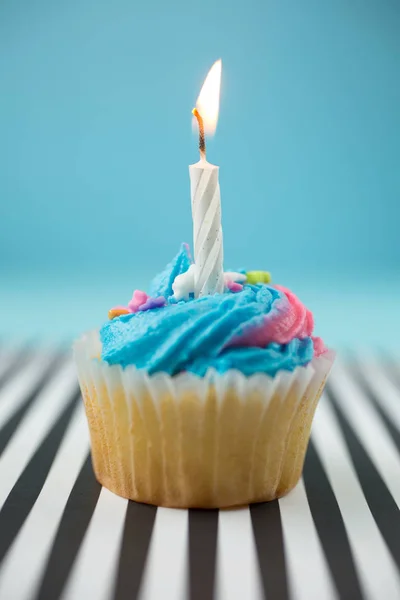 Cupcake di compleanno su uno sfondo foderato — Foto Stock