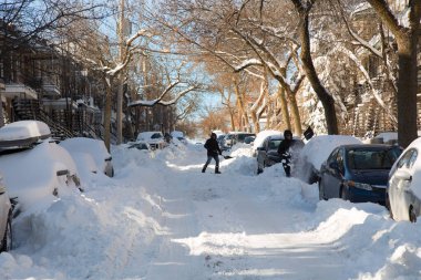Kanada 'da kar fırtınası üstüne kürek çeken bir adam.