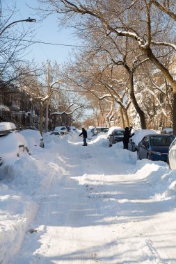 Kanada 'da kar fırtınası üstüne kürek çeken bir adam.