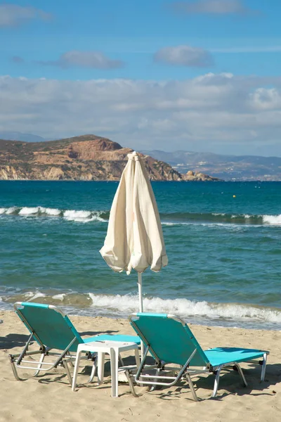 Sillas Sol Turquesa Una Playa Con Mar Costa Turquesa Grecia — Foto de Stock