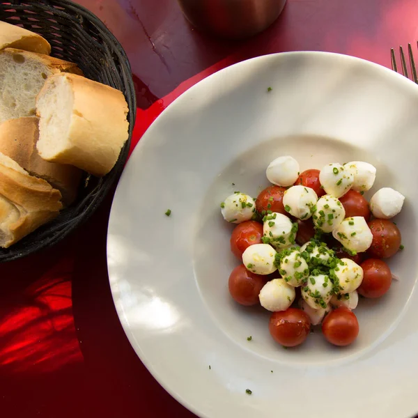 Vista Superior Una Deliciosa Fresca Ensalada Caprese Una Ensalada Tomate — Foto de Stock