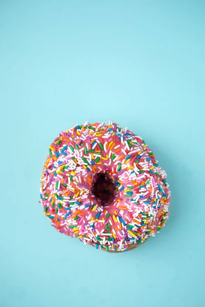 Donut Con Glaseado Rosa Caramelos Sobre Fondo Pastel Azul —  Fotos de Stock
