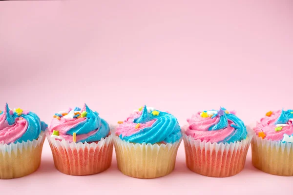 Cupcakes Mit Blauem Und Rosa Zuckerguss Auf Rosa Hintergrund — Stockfoto
