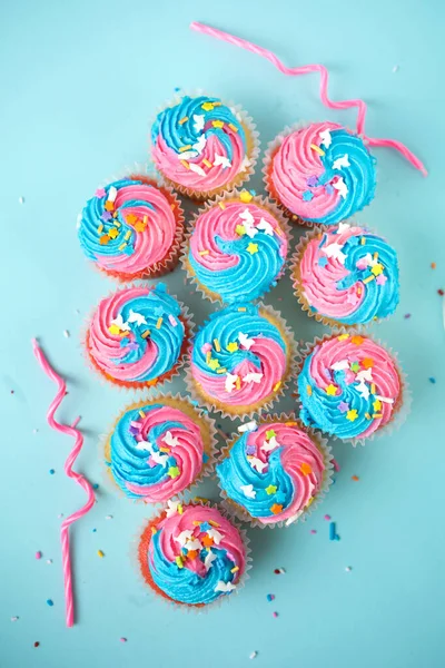 Bovenaanzicht Van Cupcakes Met Kaarsen Blauwe Roze Glazuur Een Blauwe — Stockfoto