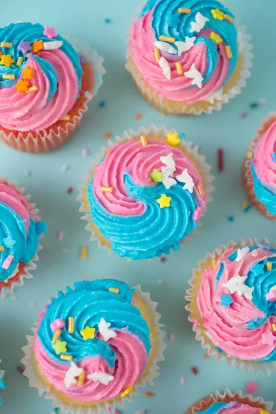 Vista Superior Cupcakes Con Glaseado Azul Rosa Sobre Fondo Azul —  Fotos de Stock