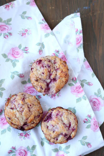 Domácí Ovocné Muffiny Dřevěné Růžové Ubrusy — Stock fotografie