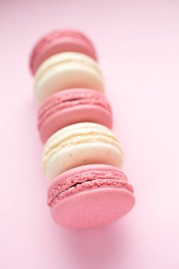 Pembe arka planda geleneksel Fransız badem kurabiyeleri.