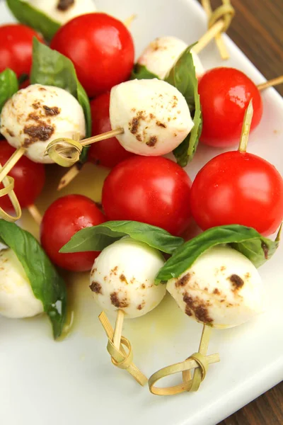 Tomate Bocconcini Albahaca Fresca Pincho Con Aceite Balsámico Oliva —  Fotos de Stock