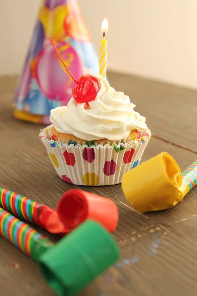Vanilla Cupcake White Frosting Cherry Top Candle Party Hat Blowers — Stock Photo, Image