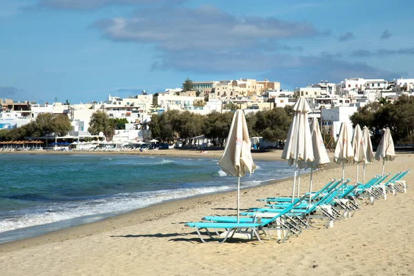 Γαλαζοπράσινες Ξαπλώστρες Παραλία Γαλαζοπράσινο Ωκεανό Και Λευκά Σπίτια Στην Ελλάδα — Φωτογραφία Αρχείου